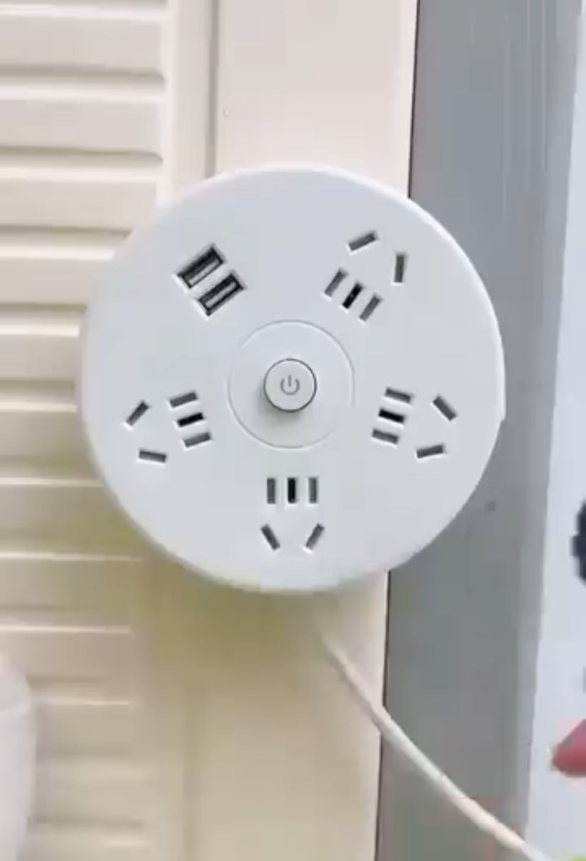 Multiprise ronde avec prises universelles + ports USB